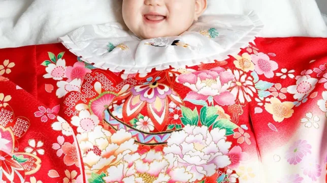 ベルリンのスタジオでのお宮参り撮影、赤い産着を着た赤ちゃんのアップ