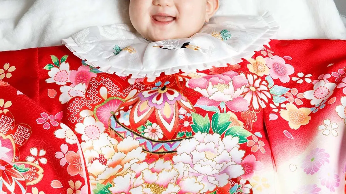 ベルリンのスタジオでのお宮参り撮影、赤い産着を着た赤ちゃんのアップ